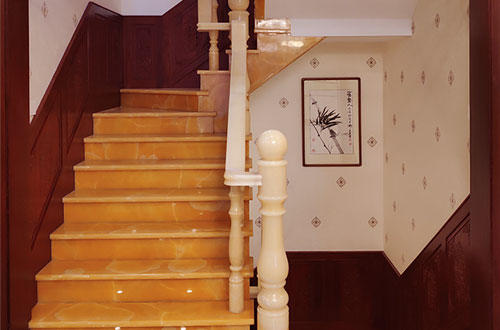 江宁中式别墅室内汉白玉石楼梯的定制安装装饰效果