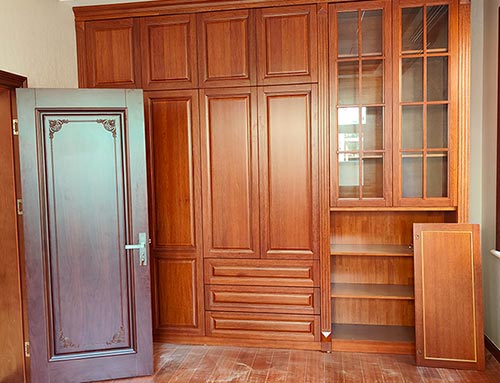江宁中式家庭装修里定制的实木衣柜效果图
